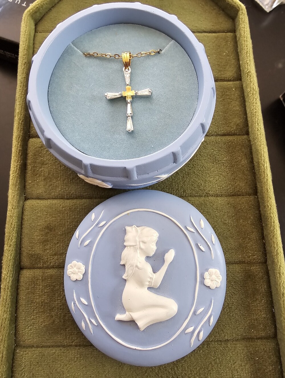 Vintage Avon Necklace And Trinket Box Set